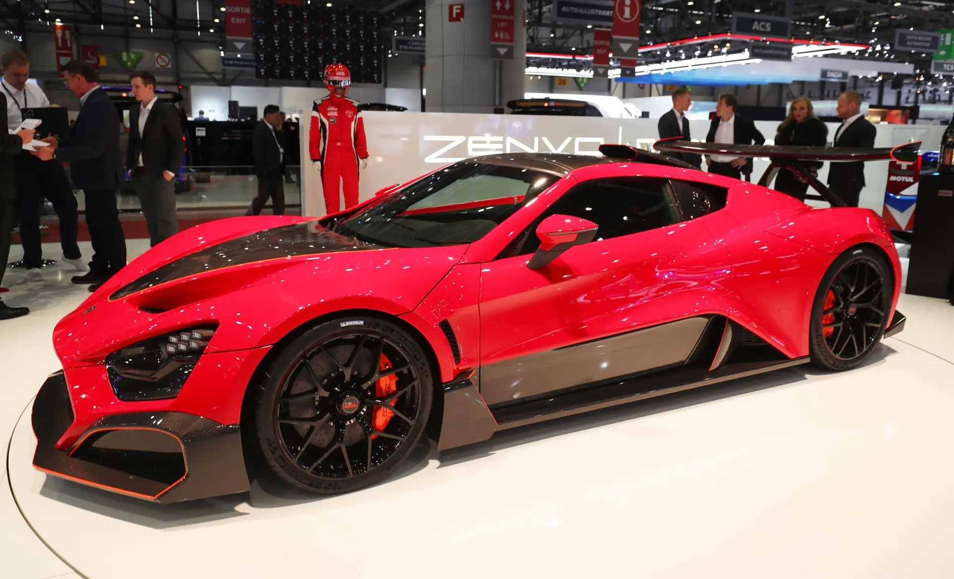 Красный Zenvo TSR-S на автосалоне в Женеве, вид спереди
