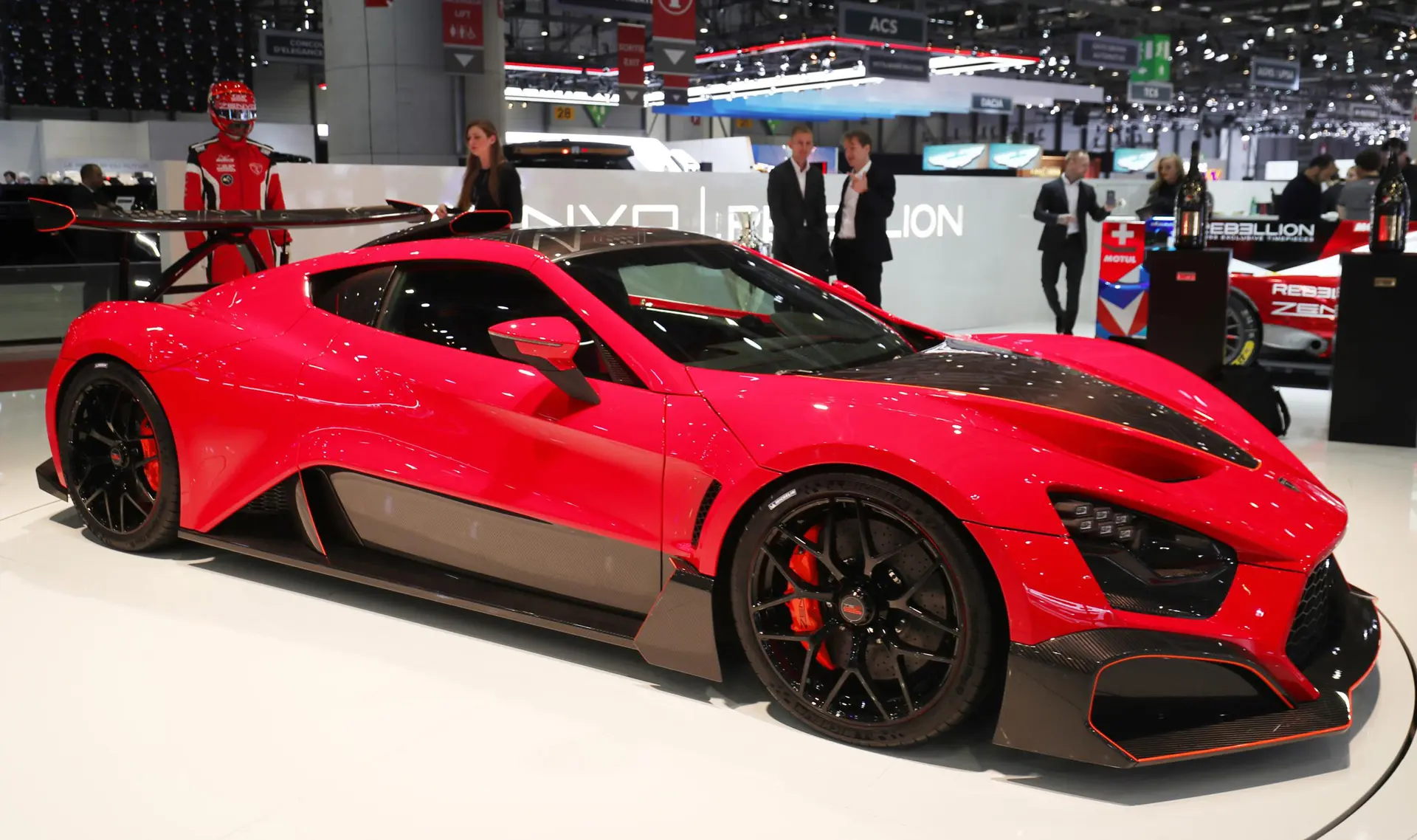 Zenvo TSR-S на стенде автосалона в Женеве, боковой ракурс